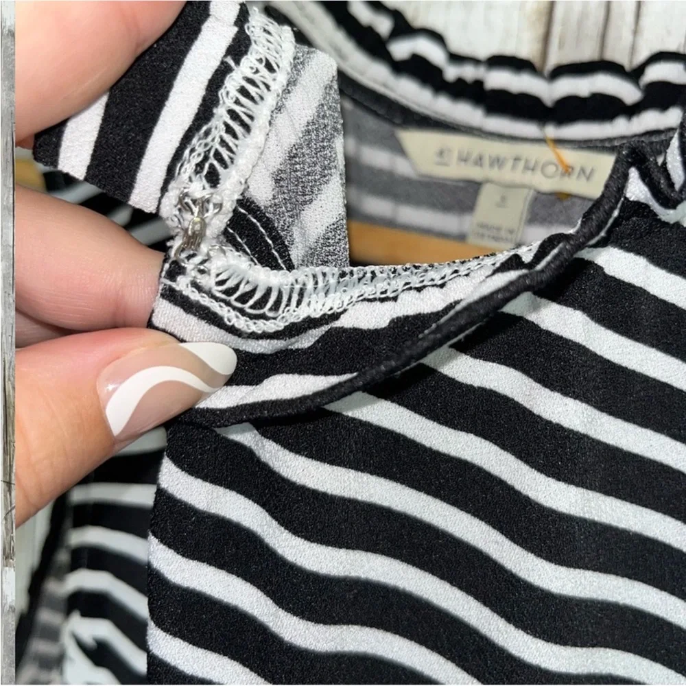 41 Hawthorn Black & White Stripe Palm Sleeveless Blouse - Picture 4 of 5